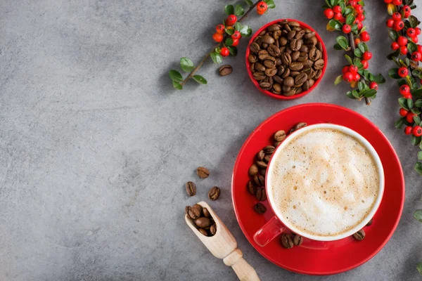 Cappuccino Lub Latte Pianką Mleczną Czerwonym Kubku Arabskimi Jagodami Kawy Obrazek Stockowy