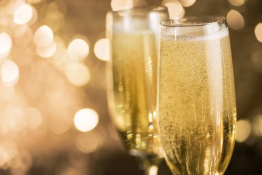 Bokeh Light arka planında iki şampanya bardağına yakın çekim. Mutlu yeni yıl kutlamaları..