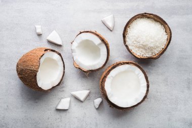 Gri bir arka planda taze hindistan cevizi meyvesi. Düz yat. en üstteki görünüm