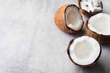 Gri bir arka planda taze hindistan cevizi meyvesi.. 