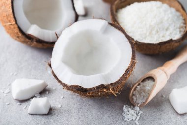 Gri bir arka planda taze hindistan cevizi meyvesi.. 