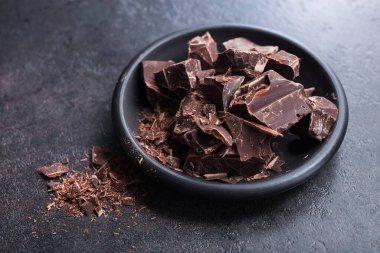 Tabakta çikolata parçaları, taş zemin..