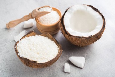 Gri bir arka planda taze hindistan cevizi meyvesi.. 