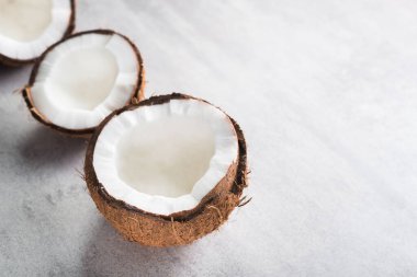 Gri bir arka planda taze hindistan cevizi meyvesi.. 