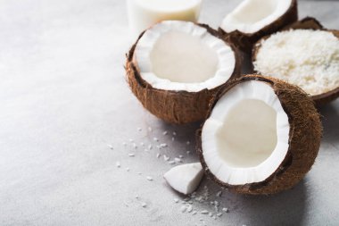 Gri bir arka planda taze hindistan cevizi meyvesi.. 