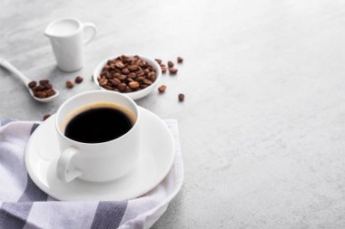 Pişirme odasının arka planında kavrulmuş fasulyeli beyaz kahve. Boşluğu kopyala.