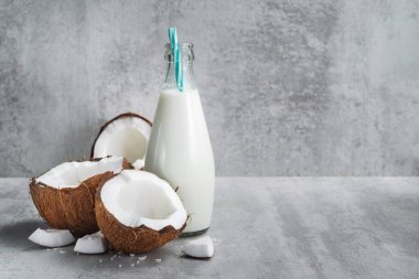 Taze hindistan cevizi kokteyli, üzerinde de kırık meyve var..