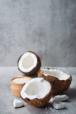 Gri bir arka planda taze hindistan cevizi meyvesi.. 