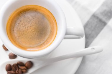 Kahve fincanı espresso köpüğüne yakın çekim.
