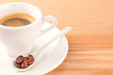 Ofisteki ahşap bir masada Espresso bardağı. Kahve içme zamanı..