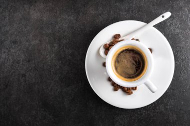 Koyu taştan bir arka planda beyaz kahve fincanı. Üst Manzara. kopyalama alanı