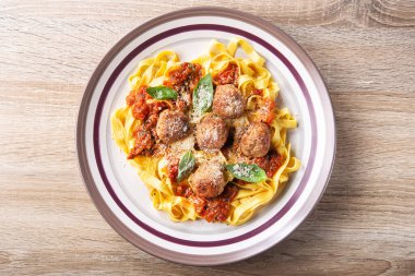 Köfteli ve tabakta domates soslu İtalyan makarnası. en üstteki görünüm