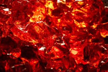 Arka planda kırmızı değerli taş karatının makro fotoğrafı. Doku mineralinin yakınlaştırılması.