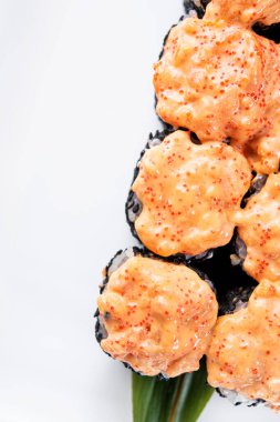 Siyah arkaplanda suşi dürümleri var. Japon yemeği. en üstteki görünüm