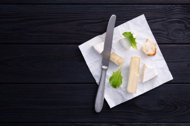 Ahşap masada peynirli Camembert peyniri. en üstteki görünüm