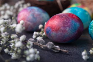 Paskalya tatili konsepti koyu renkli uzay yumurtasıyla arka planda