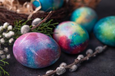 Paskalya tatili konsepti koyu renkli uzay yumurtasıyla arka planda