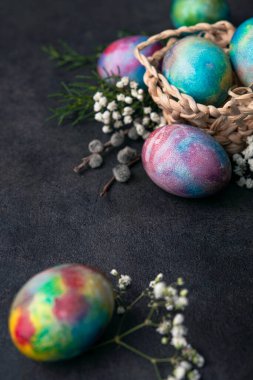 Paskalya tatili konsepti koyu renkli uzay yumurtasıyla arka planda