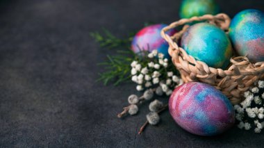 Paskalya tatili konsepti. Üzerinde koyu renkli bir uzay yumurtası var. Uzayı kopyala Sancak boyutu. Geniş biçim