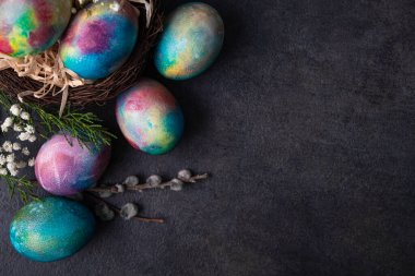 Paskalya tatili konsepti. Üzerinde koyu renkli bir uzay yumurtası var. Boşluğu kopyala