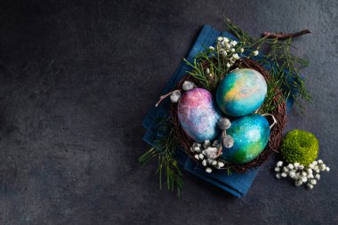 Paskalya tatili konsepti. Üzerinde koyu renkli bir uzay yumurtası var. üst yaşam