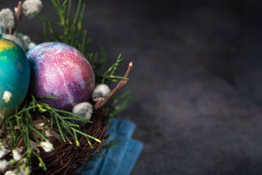 Paskalya tatili konsepti. Üzerinde koyu renkli bir uzay yumurtası var. kopyalama alanı