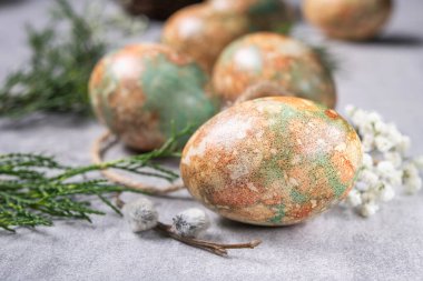 Mermer renginde Paskalya yumurtaları.