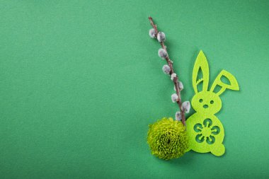 Tavşan oyuncağı ve söğüt dallı Paskalya asgari konsepti. Üst Manzara. kopyalama alanı.