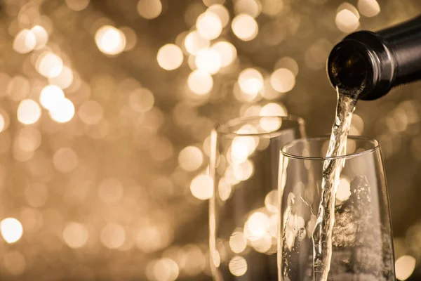 Champagne Bianco Scintillante Versato Bicchiere Uno Sfondo Cerchi Bokeh Oro — Foto Stock