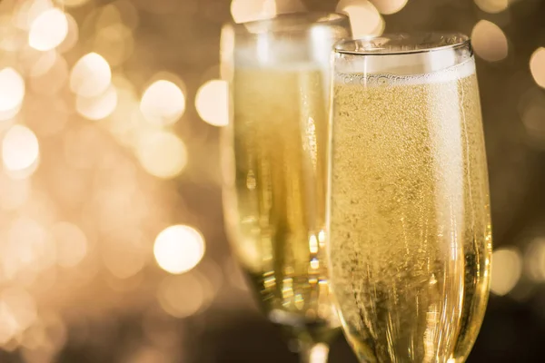 Primo Piano Due Bicchieri Champagne Uno Sfondo Leggero Bokeh Felice — Foto Stock