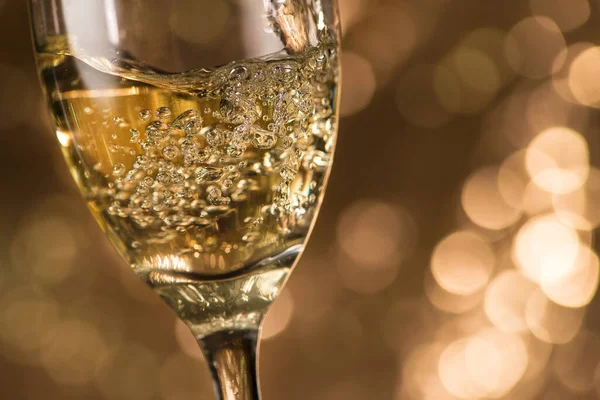 Primo Piano Bicchiere Champagne Uno Sfondo Leggero Bokeh Felice Celebrazione — Foto Stock