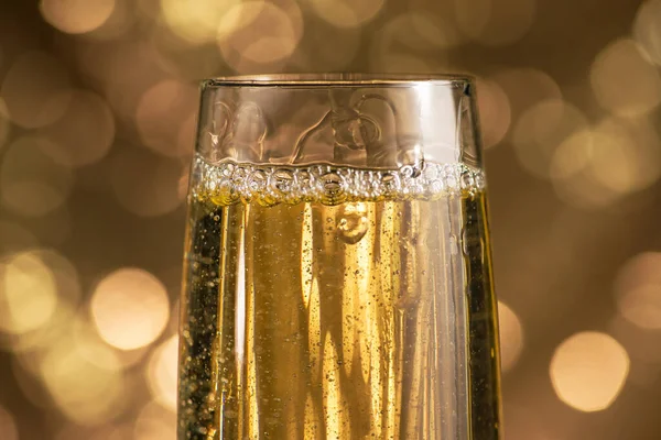 Primo Piano Bicchiere Champagne Uno Sfondo Leggero Bokeh Felice Celebrazione — Foto Stock