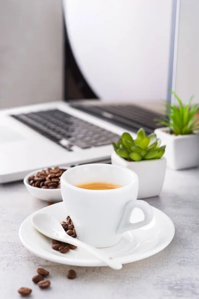 Espresso Koffie Met Laptop Groene Planten Werkruimtes Achtergrond — Stockfoto