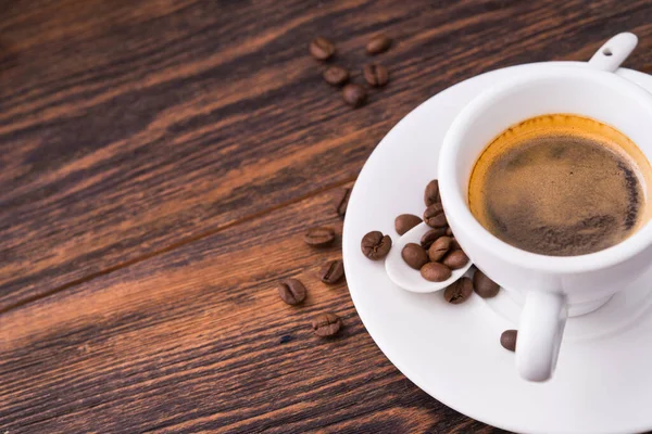 Ahşap zemin üzerinde kahve olan beyaz bardak. metin için boşluk kopyala