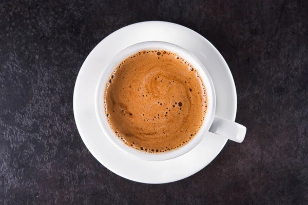 Taza Café Blanco Sobre Fondo Piedra Oscura Vista Superior Espacio — Foto de Stock