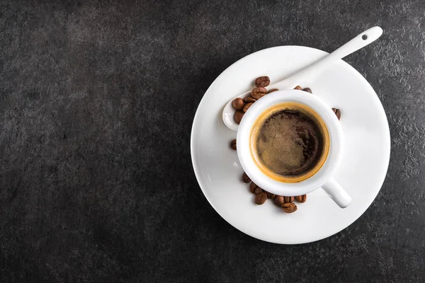 Koyu taştan bir arka planda beyaz kahve fincanı. Üst Manzara. kopyalama alanı