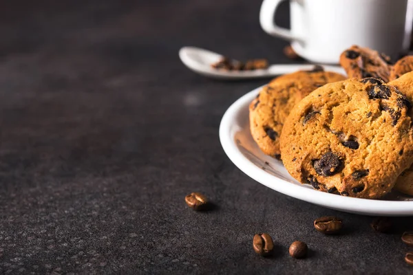 Koyu taşlı arka planda çikolata parçacıklı kurabiyeler