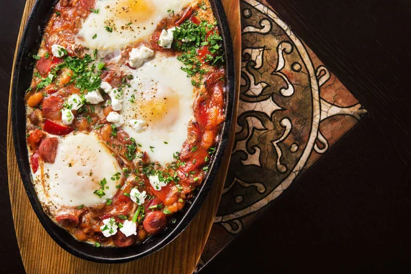 Geleneksel bir kafede Arap uskumrusu kahvaltısı. çoklu uzay. en üstteki görünüm