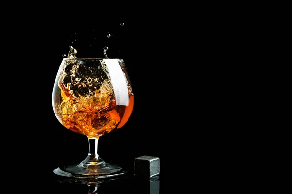 Bourbon Éclaboussure Verre Sur Fond Noir — Photo