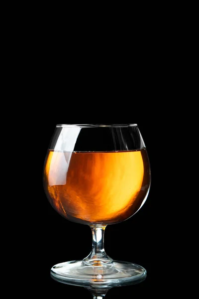Verre Avec Cognac Brandy Français Sur Fond Noir — Photo