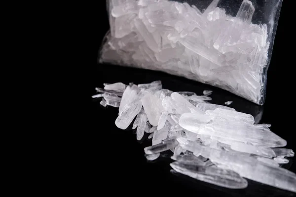 Ağır Uyuşturucu Metamfetamin Kristali Siyah Bir Arka Planda — Stok fotoğraf