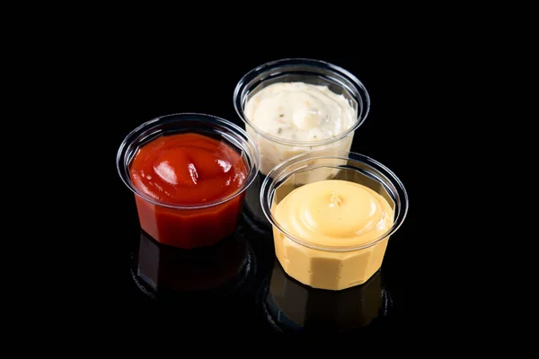 Recipientes Con Mayonesa Mostaza Ketchup Aislados Sobre Fondo Negro —  Fotos de Stock
