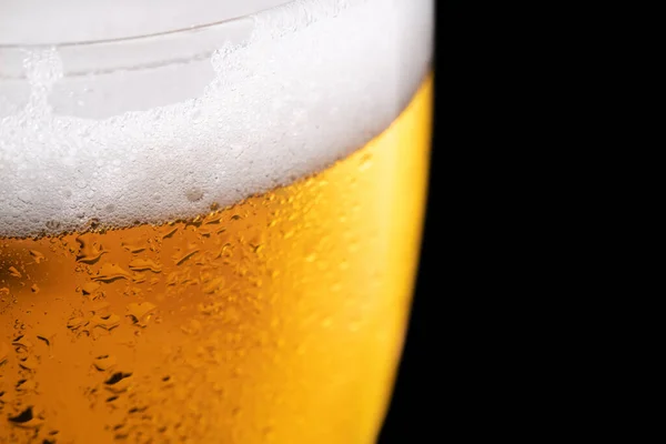 Glas Frisches Bier Isoliert Auf Schwarzem Hintergrund — Stockfoto