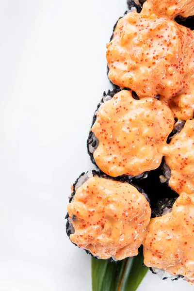 Siyah arkaplanda suşi dürümleri var. Japon yemeği. en üstteki görünüm