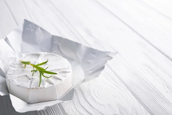 Queso Fresco Crudo Camembert Sobre Fondo Blanco Madera — Foto de Stock