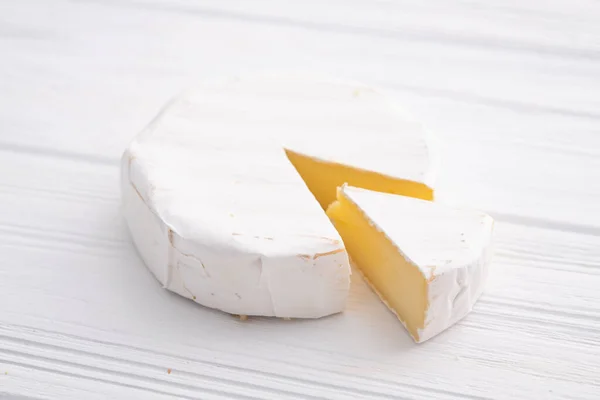 木製のテーブルの上にカマンベールチーズ — ストック写真