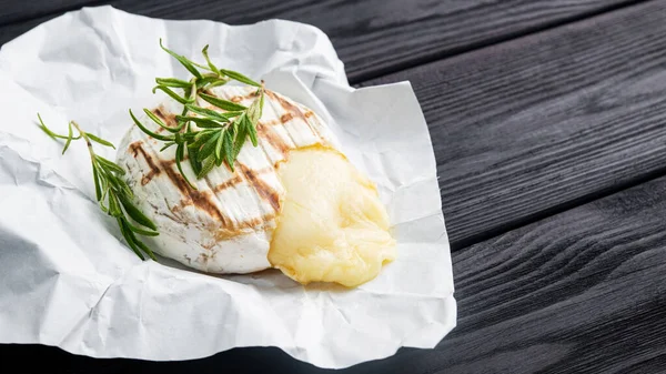 Gegrilde Camembert Kaas Met Rozemarijn Een Houten Achtergrond — Stockfoto