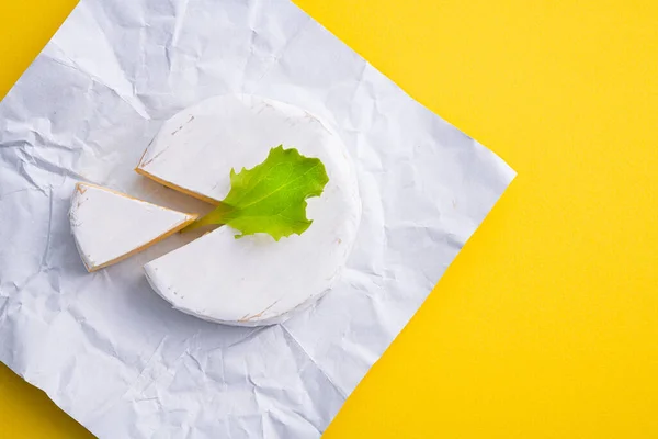 Camembert Queijo França Fundo Amarelo Vista Superior — Fotografia de Stock