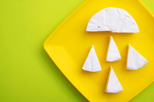 Camembert Queso Francia Sobre Fondo Amarillo — Foto de Stock