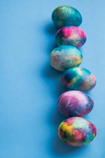 Wielkanoc Koncepcja Wakacje Kolorowe Jajo Przestrzeni Niebieskim Tle — Zdjęcie stockowe